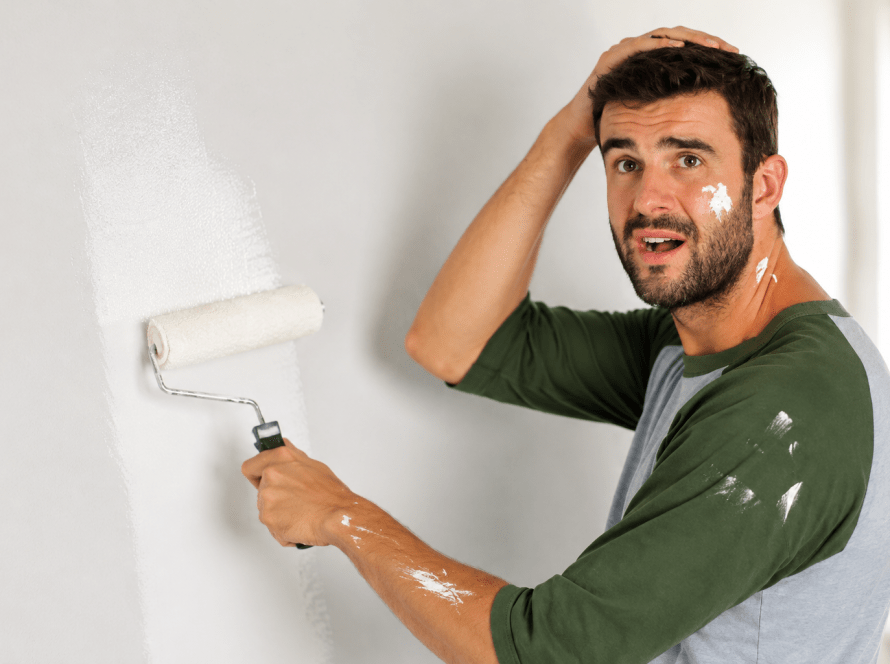 Artisan confronté à une erreur pendant des travaux de rénovation