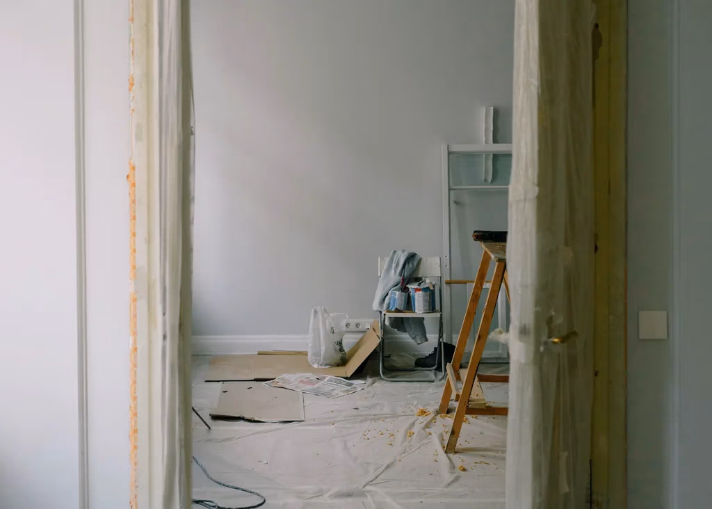 Rénovation intérieure à Strasbourg : pièce protégée et préparée pour les travaux